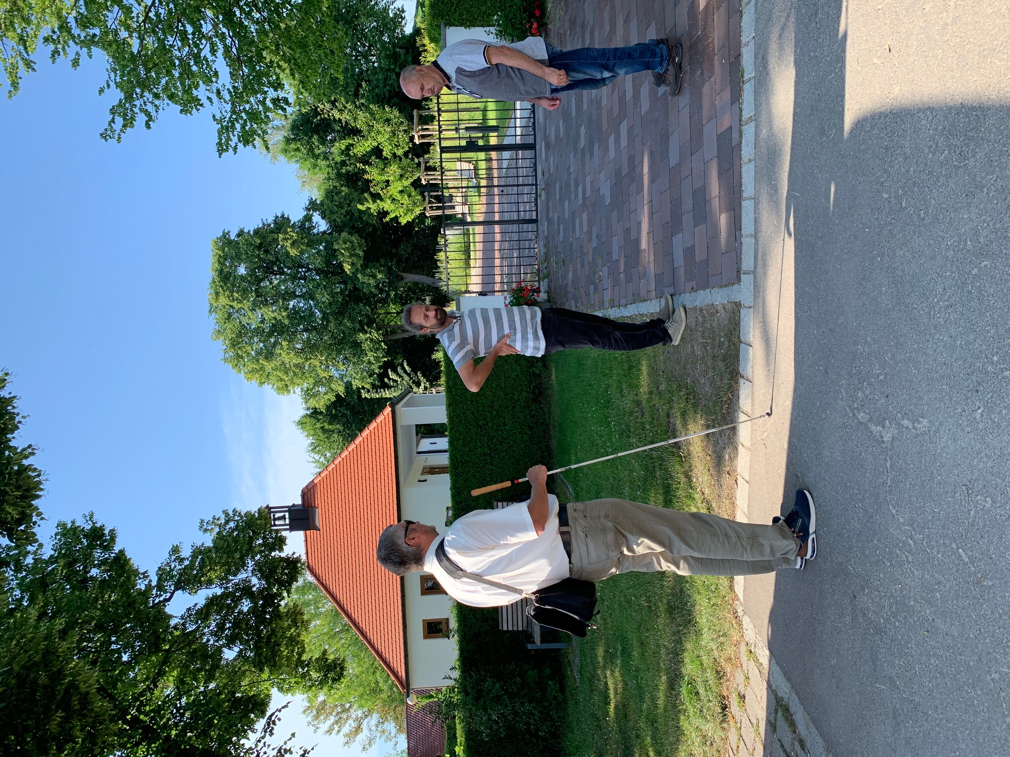 Blinder Mann vor dem Friedhofseingang Ampermoching