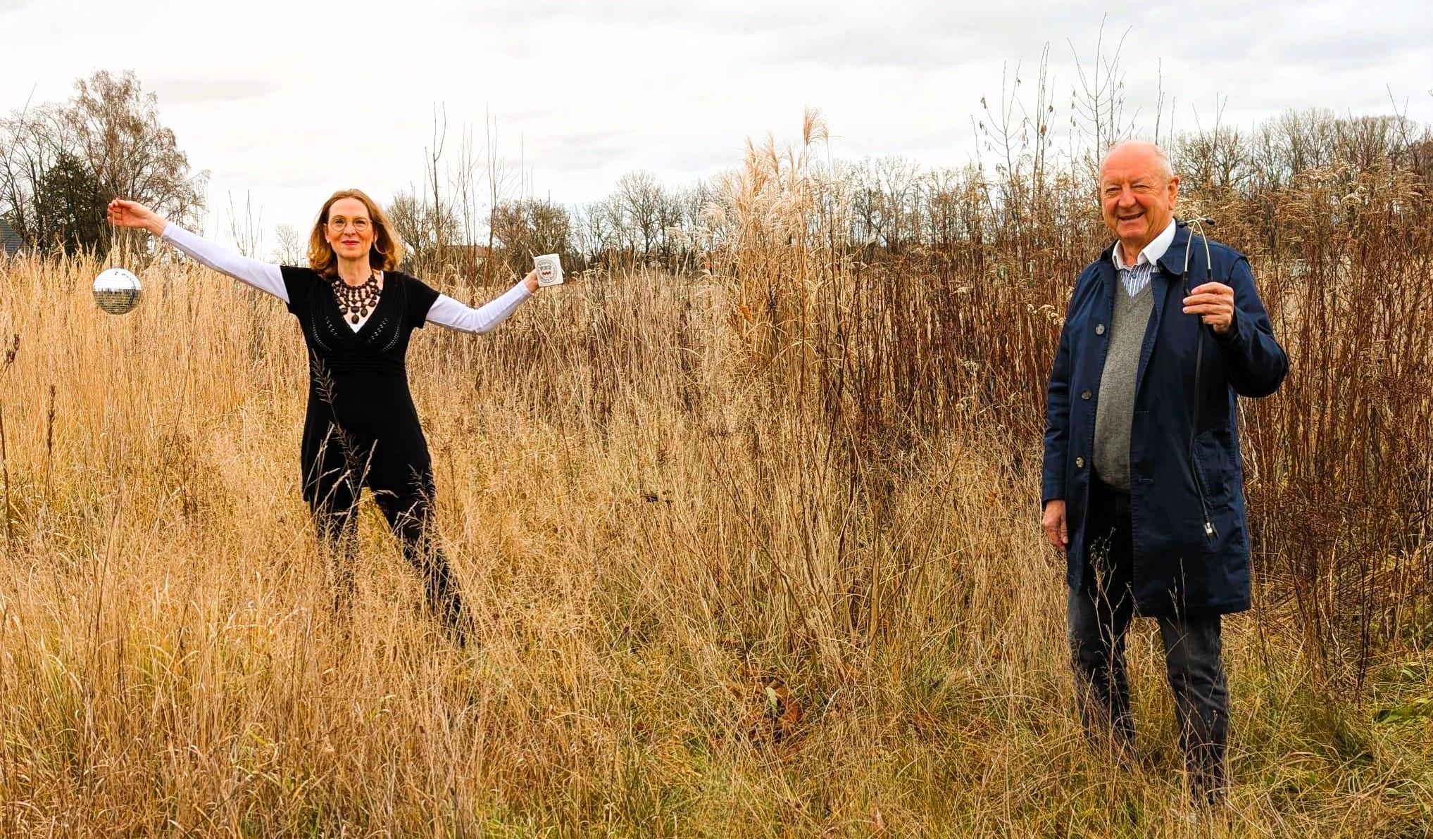 Gesundheit und Gemeinschaft | Hausarzt Dr. Egerer mit Stethoskop und Vorständin Niedenhoff mit Tasse & Discokugel